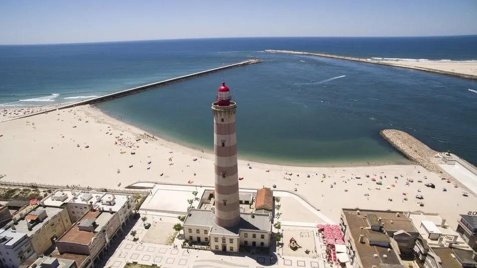 El faro, imagen distintiva de la playa de Barra