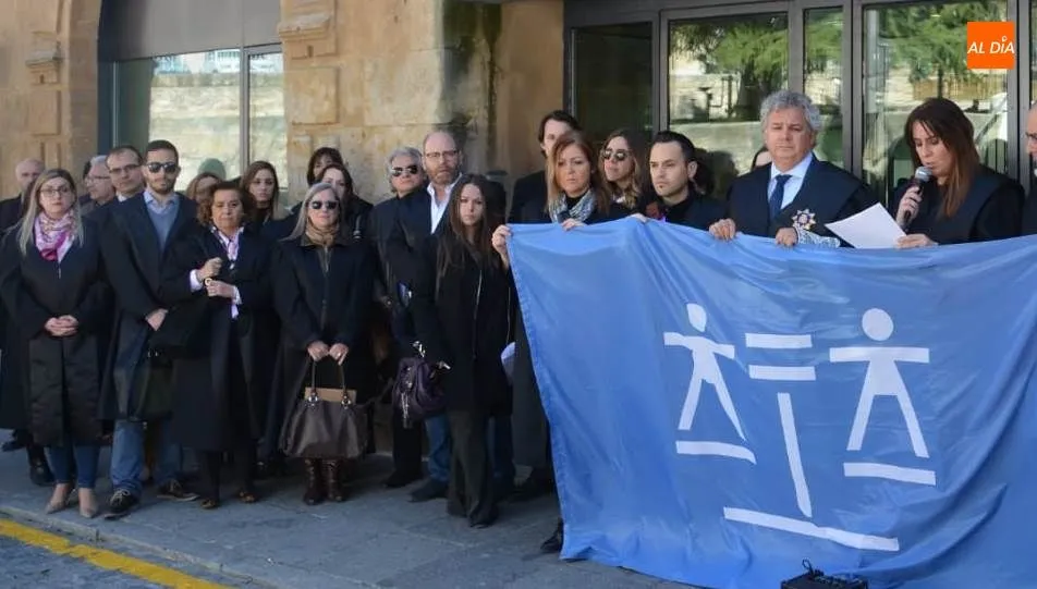 Foto 2 - Los abogados protestan ante el Juzgado por los &ldquo;impagos reiterados del servicio del Turno de...