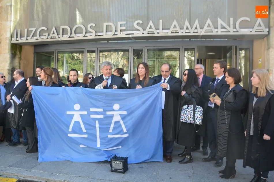 Foto 4 - Los abogados protestan ante el Juzgado por los &ldquo;impagos reiterados del servicio del Turno de...