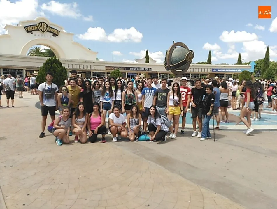 Excursión al Parque Warner de Madrid en un viaje anterior de Guijuelo Joven