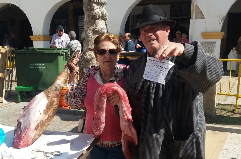 La ganadora del primer lote recogiendo sus premios