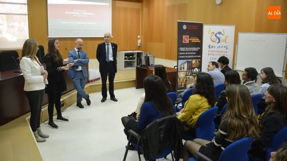 Acto de entrega de premios a los 10 mejores clasificados en las pruebas de la fase local de la Olimpiada de Economía. Foto: Lydia González