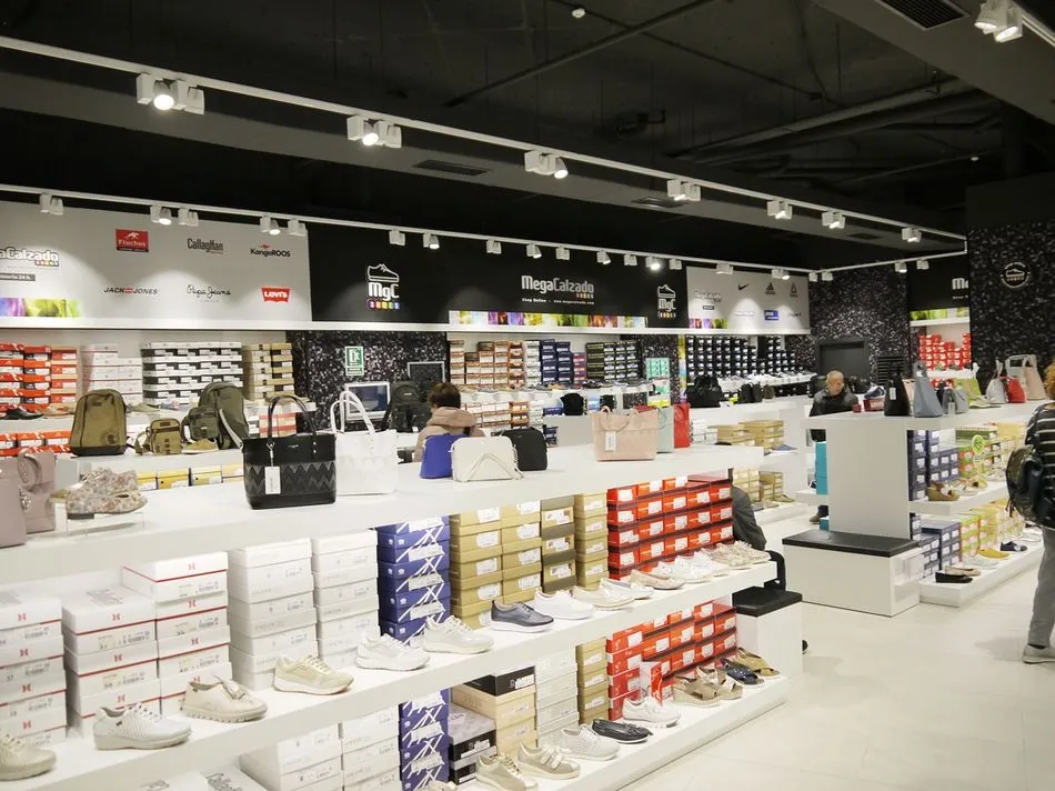 Foto 3 - Megacalzado abre en El Tormes una tienda renovada con miles de propuestas para esta primavera...