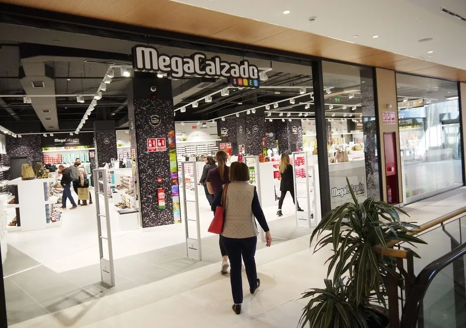 Foto 2 - Megacalzado abre en El Tormes una tienda renovada con miles de propuestas para esta primavera...