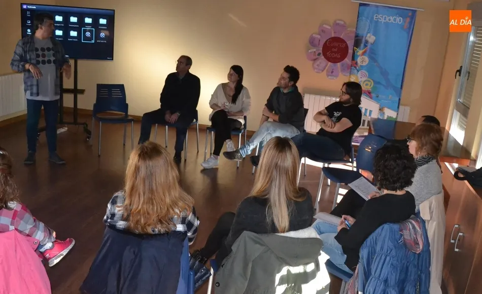 Foto 2 - Los Amigos del Teatro festejan su D&iacute;a Mundial conociendo entresijos con Festuc  