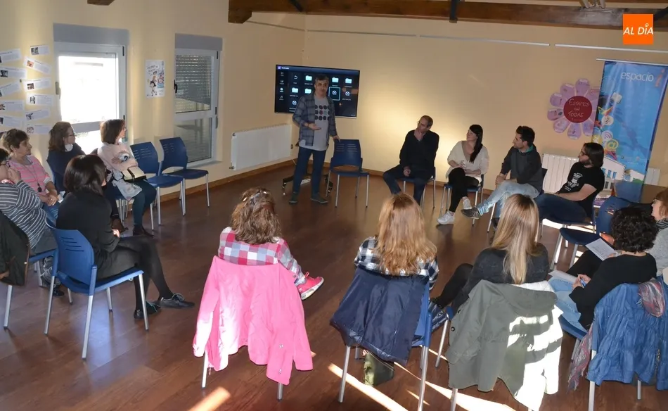 Los Amigos del Teatro festejan su Día Mundial conociendo entresijos con Festuc  