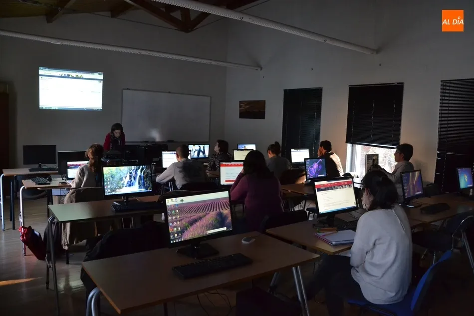 Foto 5 - Asociaciones vecinales y juveniles profundizan en sus conocimientos telem&aacute;ticos  