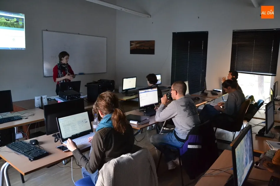 Asociaciones vecinales y juveniles profundizan en sus conocimientos telemáticos  