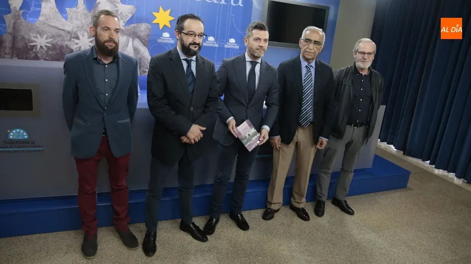 El concejal de Cultura, Julio López Revuelta, el presidente de la Junta de Semana Santa, José A. Cornejo, y el director de gestión de la Agrupación Musical ‘La Expiración’, Tito Aparicio, entre otros, en la presentación del concierto del XX Aniversario de