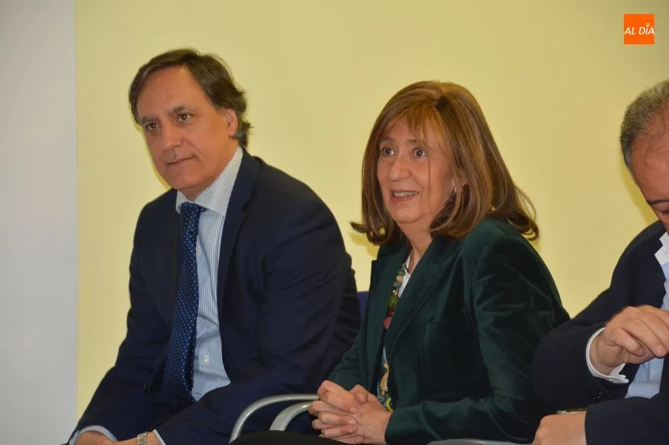 Foto 9 - El Ayuntamiento recibe el &lsquo;Pin de Plata&rsquo; de la Asociaci&oacute;n contra la Leucemia