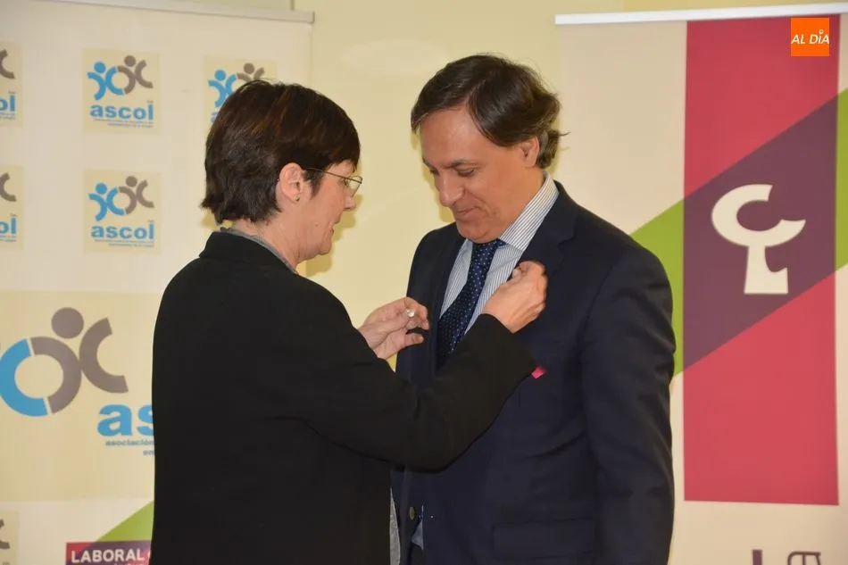 Foto 5 - El Ayuntamiento recibe el &lsquo;Pin de Plata&rsquo; de la Asociaci&oacute;n contra la Leucemia
