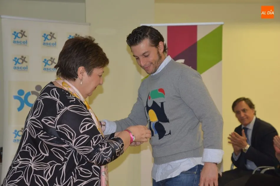 Foto 4 - El Ayuntamiento recibe el &lsquo;Pin de Plata&rsquo; de la Asociaci&oacute;n contra la Leucemia