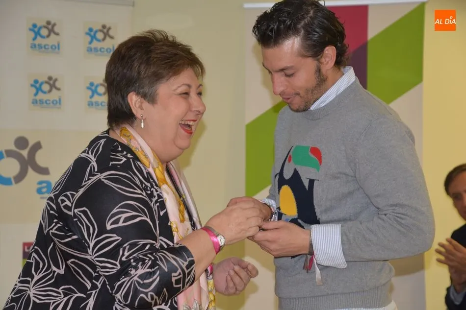 Foto 3 - El Ayuntamiento recibe el &lsquo;Pin de Plata&rsquo; de la Asociaci&oacute;n contra la Leucemia