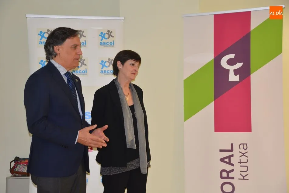 Foto 2 - El Ayuntamiento recibe el &lsquo;Pin de Plata&rsquo; de la Asociaci&oacute;n contra la Leucemia