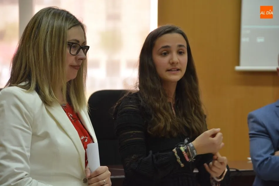 Foto 7 - Entrega de premios a los 10 mejores clasificados en la fase local de la Olimpiada de Econom&iacute;a