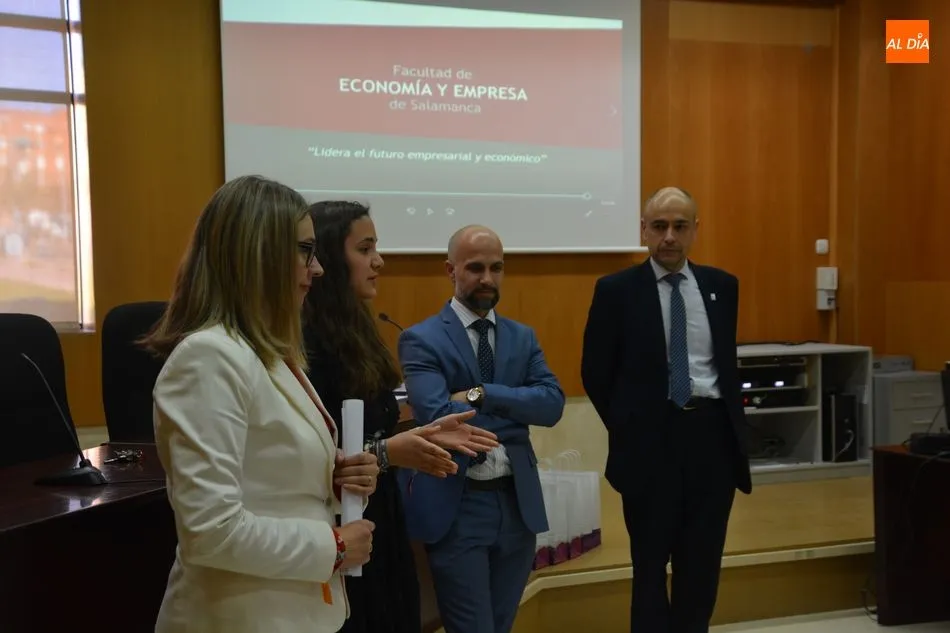 Foto 6 - Entrega de premios a los 10 mejores clasificados en la fase local de la Olimpiada de Econom&iacute;a