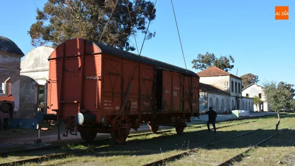 Foto 3 - Un vag&oacute;n en la estaci&oacute;n de La Fregeneda 34 a&ntilde;os despu&eacute;s del cierre de la v&iacute;a