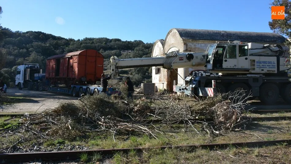 Foto 7 - Un vag&oacute;n en la estaci&oacute;n de La Fregeneda 34 a&ntilde;os despu&eacute;s del cierre de la v&iacute;a