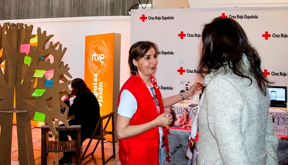 Una de las voluntarias de Cruz Roja Salamanca en el espacio de esta ONG en la feria Startup Olé. Foto de Manuel Lamas