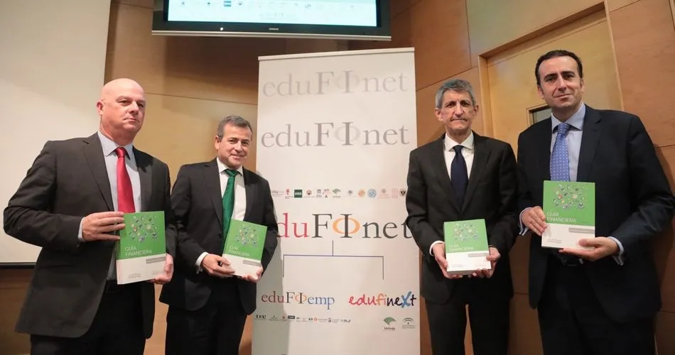 El director del Proyecto Edufinet, José M. Domínguez; el director general de Servicios de Unicaja Banco, José María de la Vega; el responsable de RSC, José María López;  y el responsable de Publicaciones, Francisco Cañadas