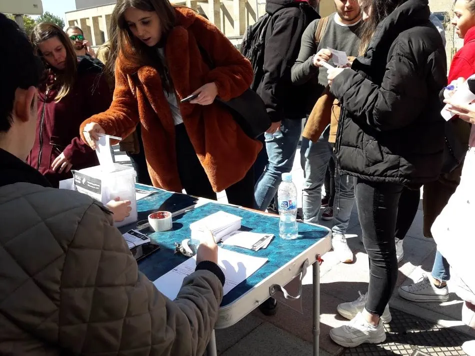 Foto 4 - USAL Decide realiza su consulta sobre el modelo de Estado en el exterior de los centros