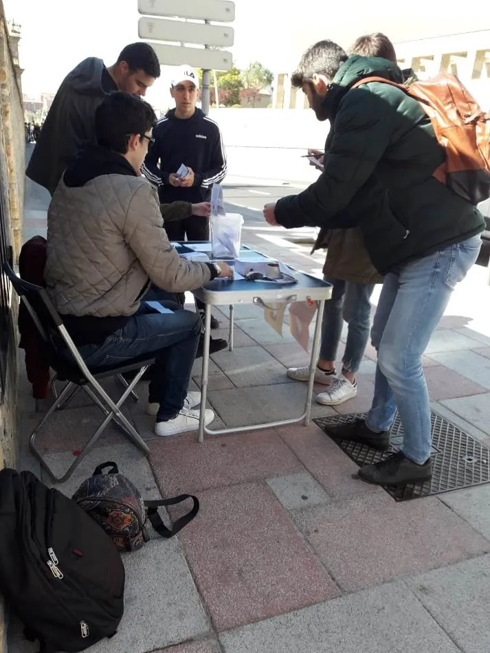 Foto 3 - USAL Decide realiza su consulta sobre el modelo de Estado en el exterior de los centros