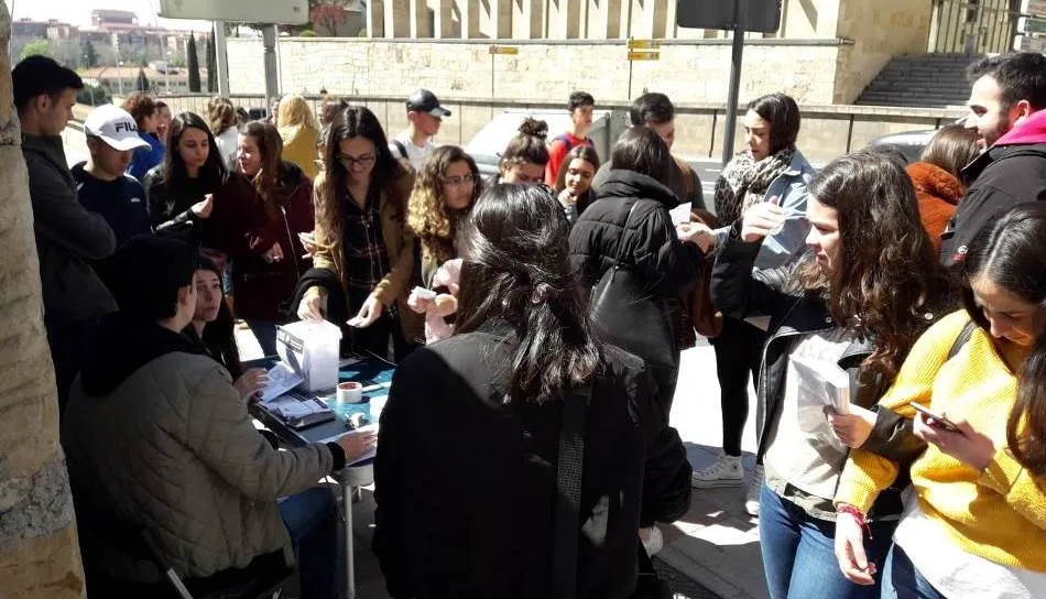 Votaciones en el paseo de Canalejas, junto a la Facultad de Educación