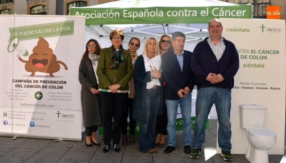 Voluntarios de la AECC en la carpa instalada en la plaza del Liceo. Foto de Lydia González
