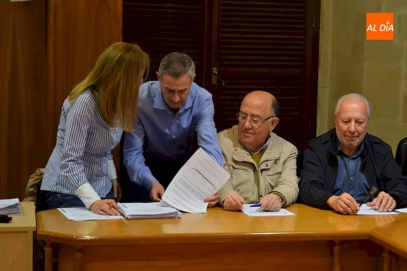 Jesús Blázquez y Concepción Miguélez comentan un punto del pleno antes del comienzo del mismo