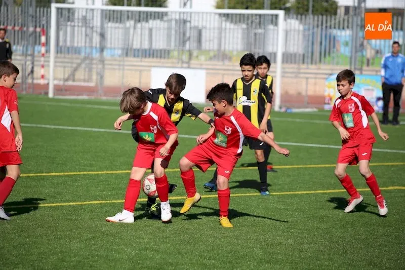 Jugada en un partido de fútbol base