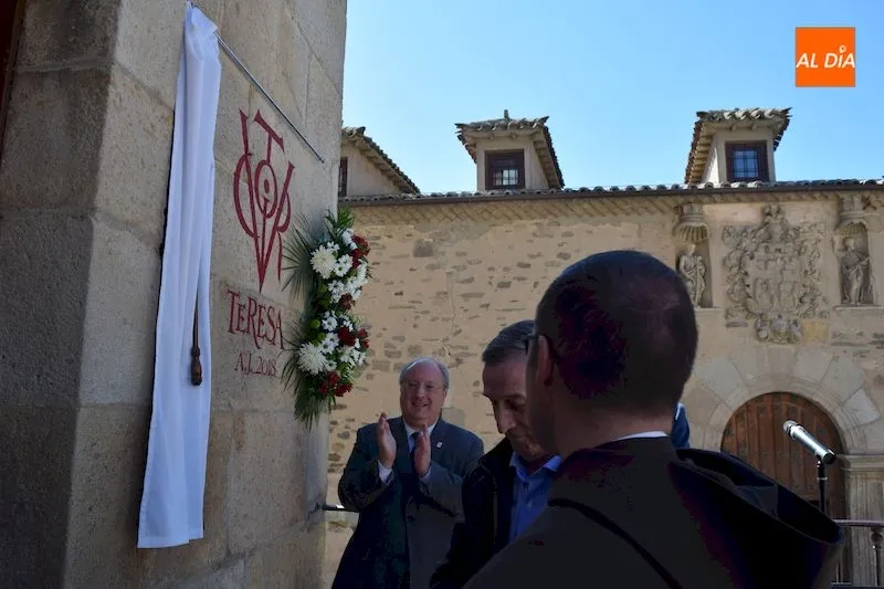 Foto 6 - Inaugurado el V&iacute;tor conmemorativo de la exposici&oacute;n V&iacute;tor Teresa y del A&ntilde;o Jubilar Teresiano