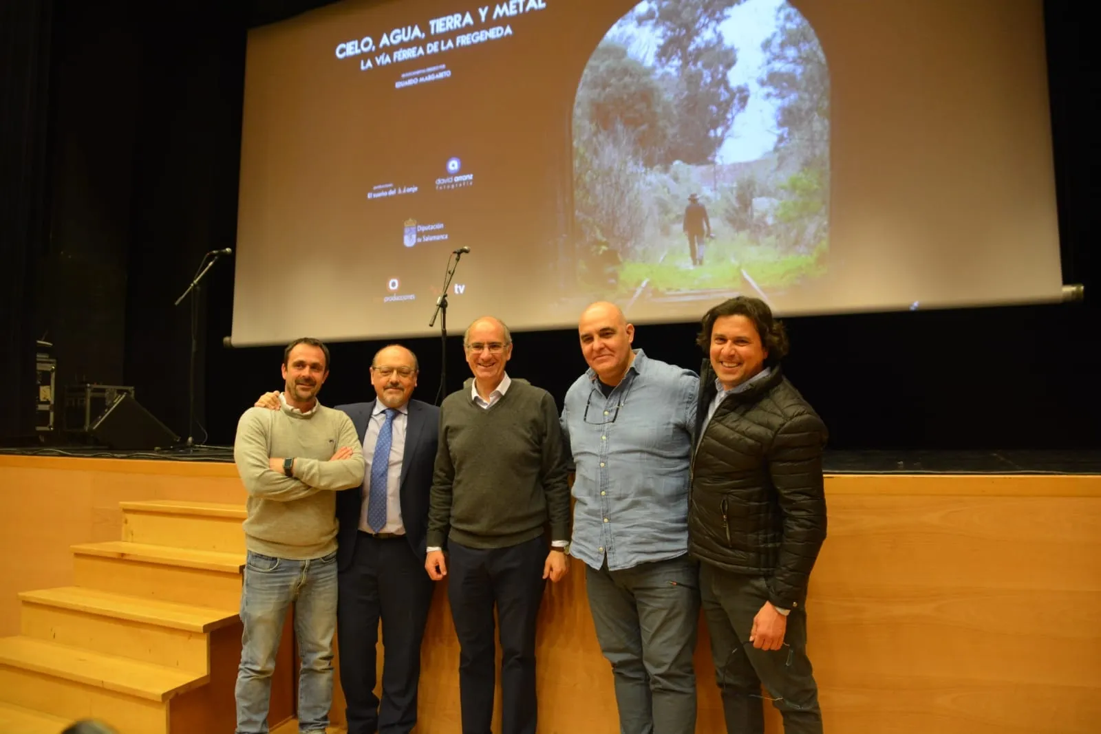 El presidente de la Diputación, junto a miembros del equipo que ha realizado el documental. Foto: Lydia González