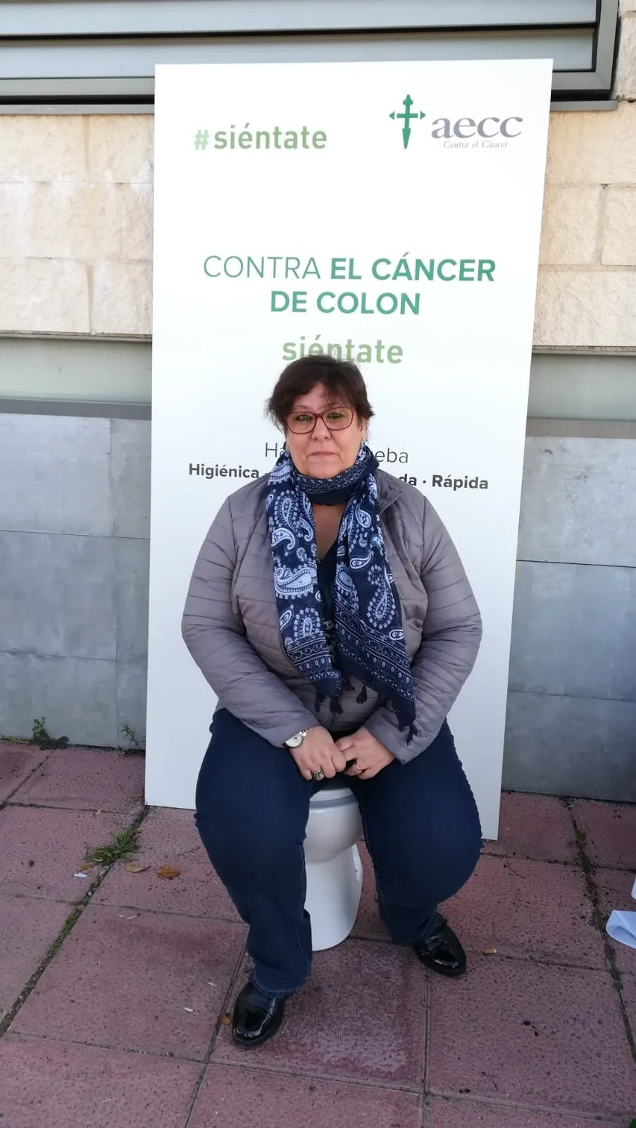 Foto 4 - La AECC invita a sentarse en un inodoro para concienciar sobre el c&aacute;ncer de col&oacute;n  