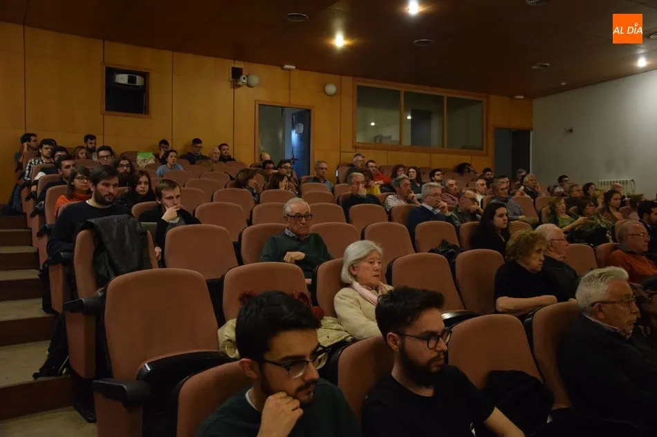 Foto 3 - El Aula de Debate de la USAL presenta el libro &lsquo;La transici&oacute;n: historia y relatos&rsquo;  