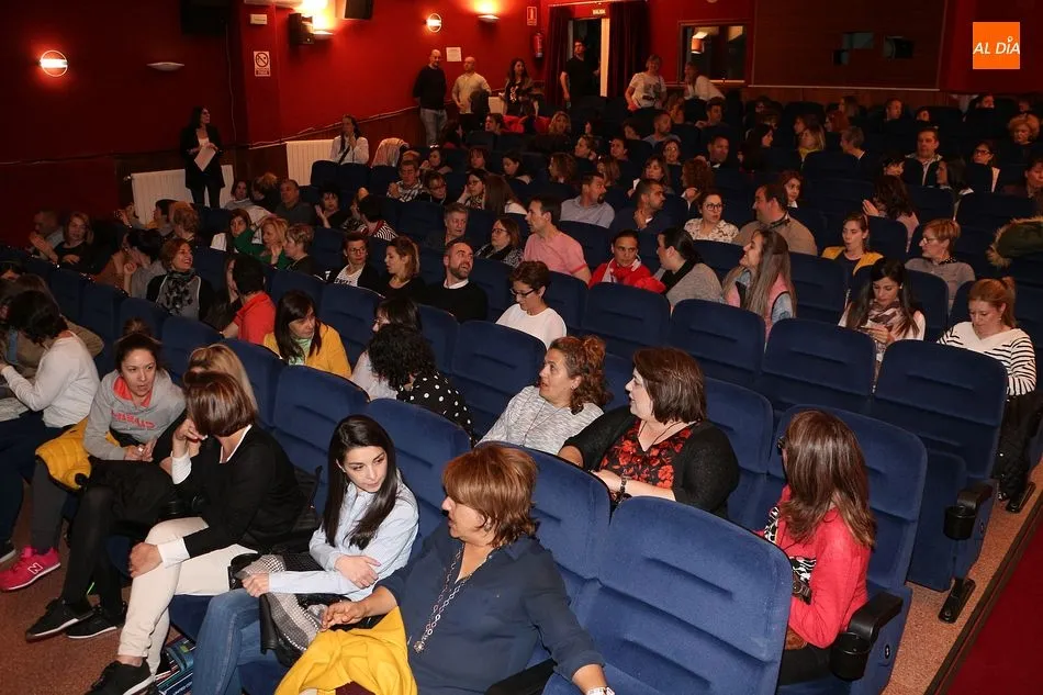 Foto 11 - Elsa Punset llena el teatro con su charla sobre la felicidad