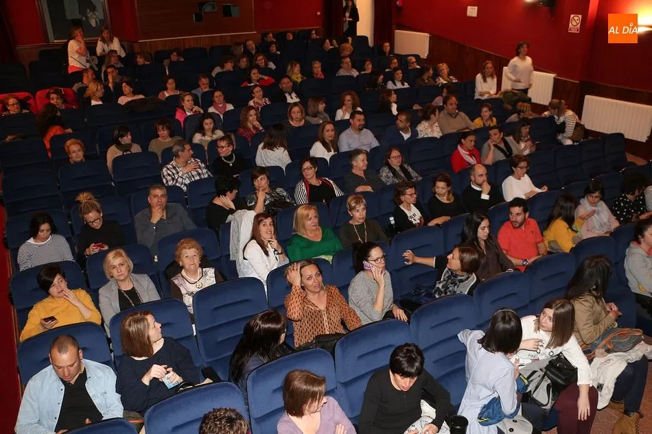 Foto 10 - Elsa Punset llena el teatro con su charla sobre la felicidad