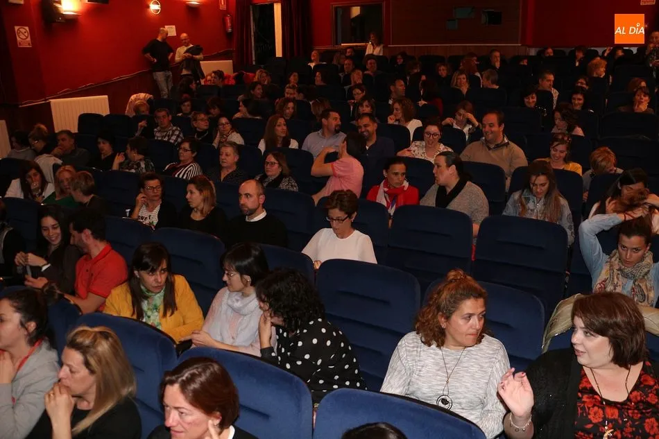 Foto 9 - Elsa Punset llena el teatro con su charla sobre la felicidad
