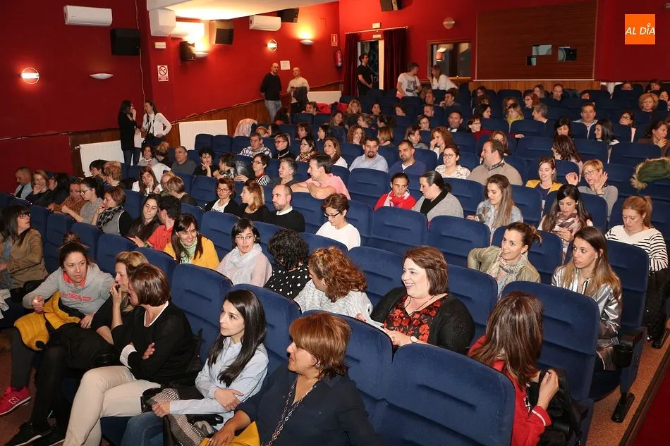 Foto 8 - Elsa Punset llena el teatro con su charla sobre la felicidad