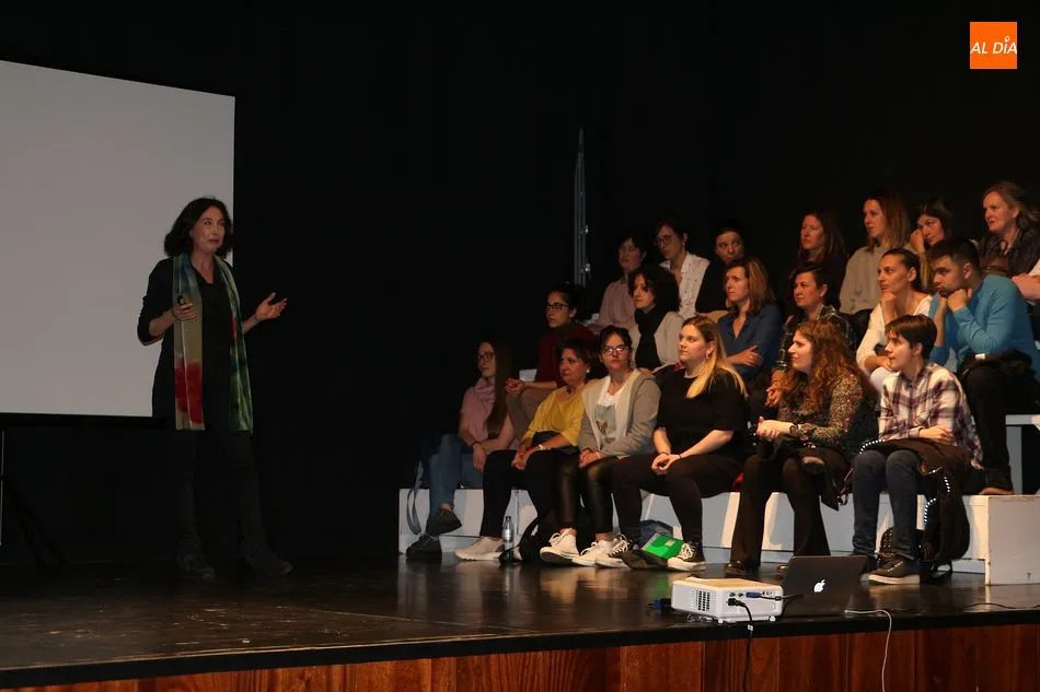 Foto 7 - Elsa Punset llena el teatro con su charla sobre la felicidad