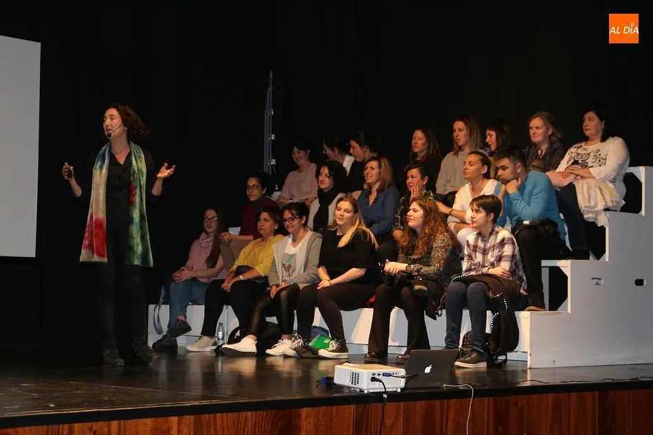 Foto 6 - Elsa Punset llena el teatro con su charla sobre la felicidad