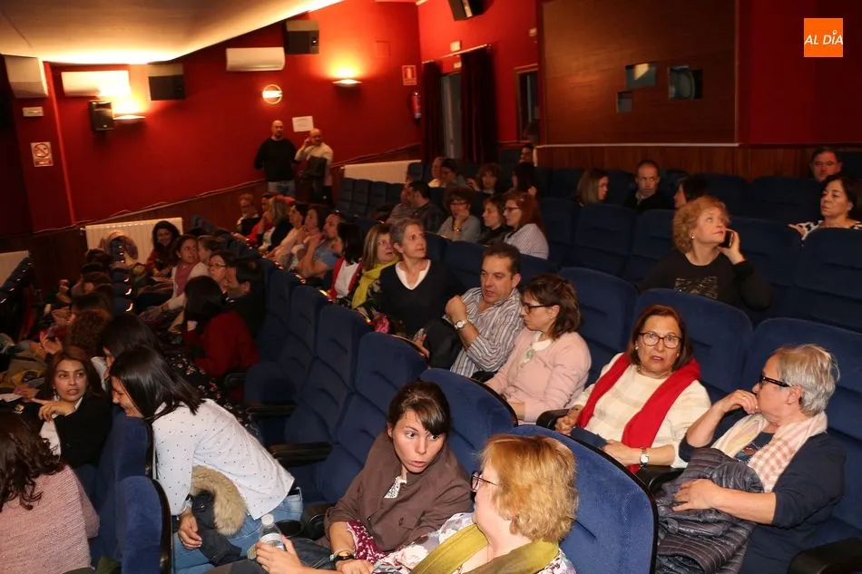 Foto 4 - Elsa Punset llena el teatro con su charla sobre la felicidad