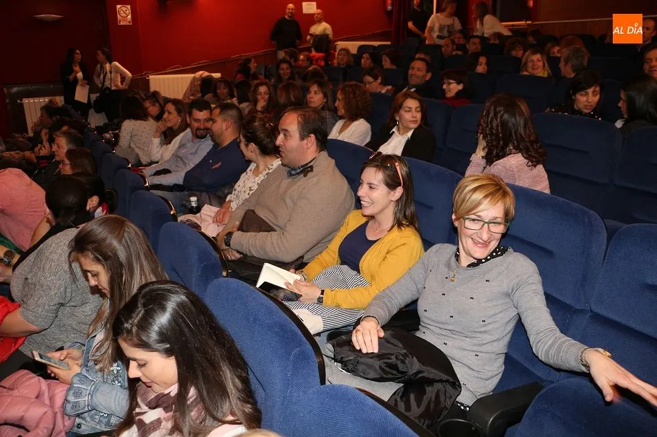 Foto 3 - Elsa Punset llena el teatro con su charla sobre la felicidad