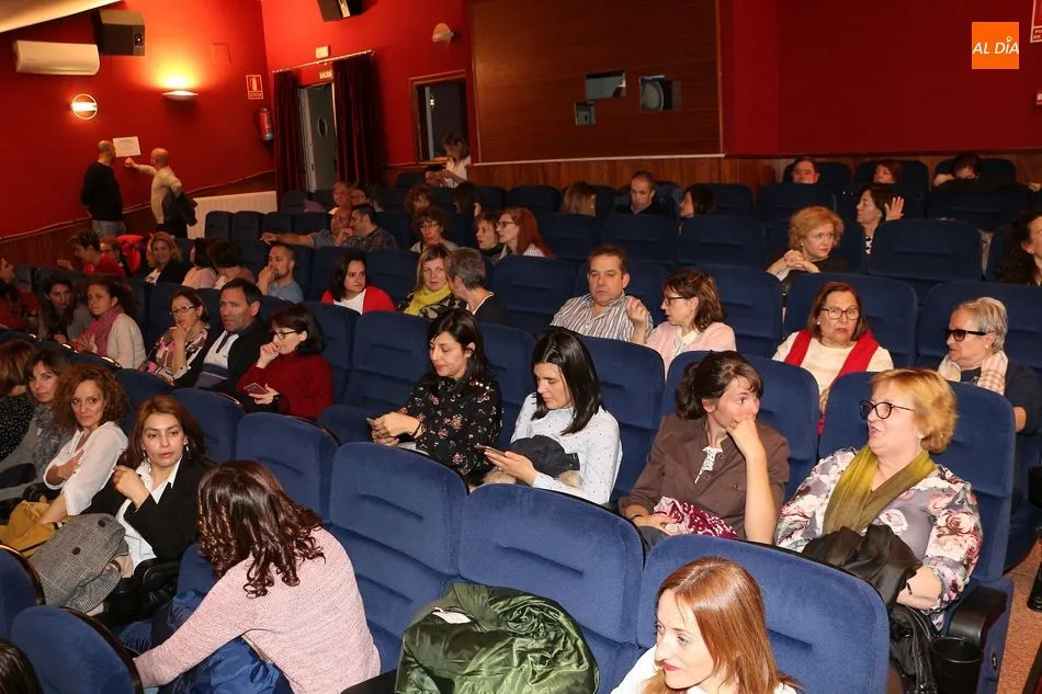 Foto 2 - Elsa Punset llena el teatro con su charla sobre la felicidad