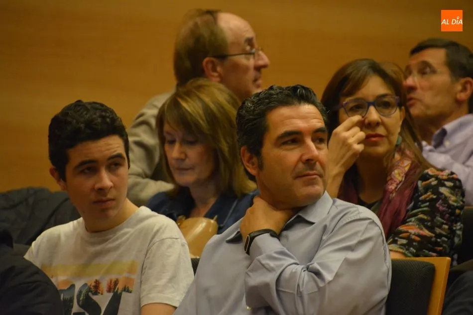 Foto 11 - El Teatro de Unicaja Banco acoge el estreno del documental sobre la v&iacute;a f&eacute;rrea de La Fregeneda