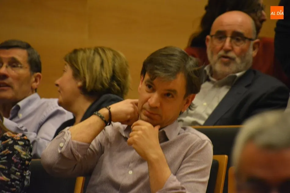 Foto 10 - El Teatro de Unicaja Banco acoge el estreno del documental sobre la v&iacute;a f&eacute;rrea de La Fregeneda