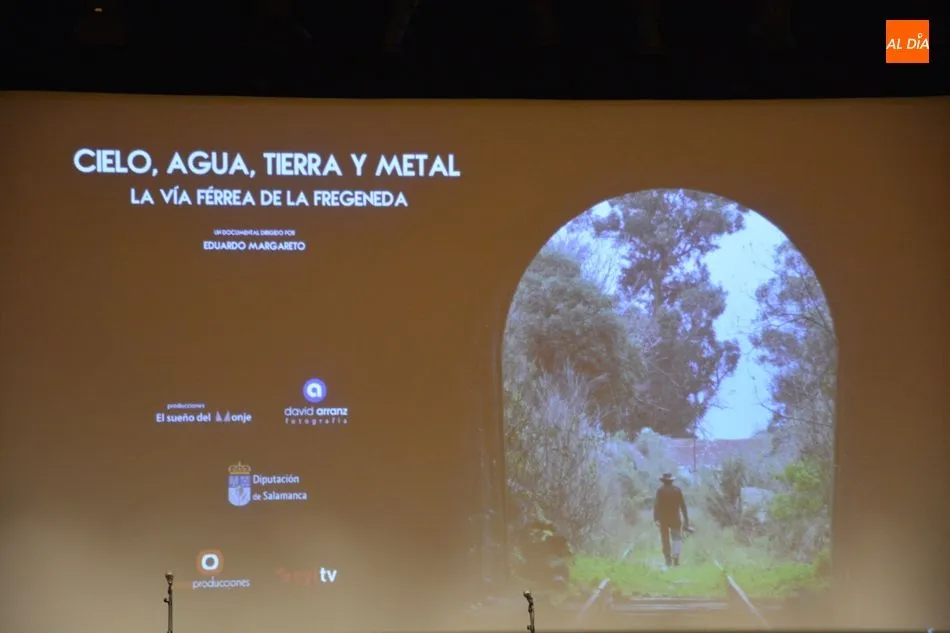 Foto 7 - El Teatro de Unicaja Banco acoge el estreno del documental sobre la v&iacute;a f&eacute;rrea de La Fregeneda