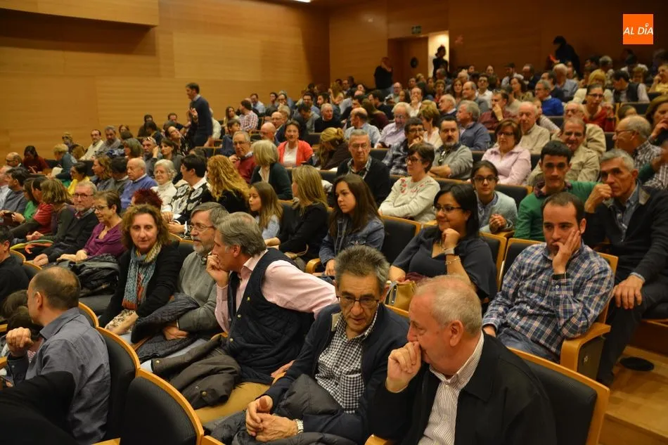 Foto 6 - El Teatro de Unicaja Banco acoge el estreno del documental sobre la v&iacute;a f&eacute;rrea de La Fregeneda