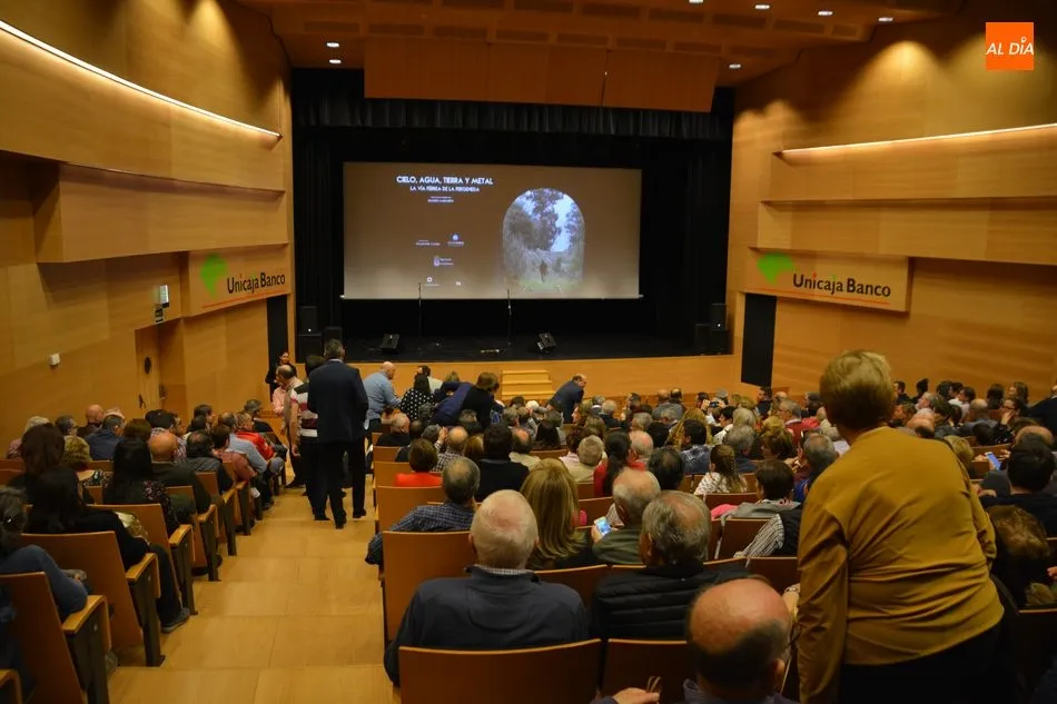 Foto 4 - El Teatro de Unicaja Banco acoge el estreno del documental sobre la v&iacute;a f&eacute;rrea de La Fregeneda