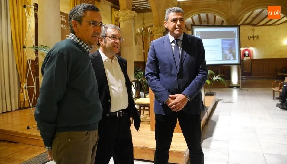 Juan Manuel Velasco, botánico, en el centro, en la presentación de su libro en el Casino. Foto de Lydia González