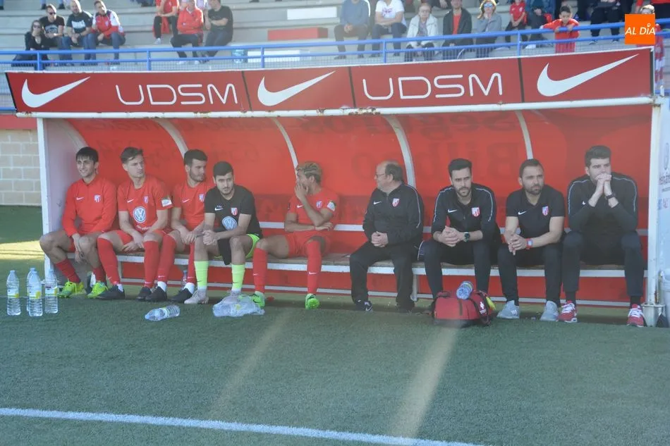 Cuerpo técnico y jugadores suplentes del Santa Marta en un partido